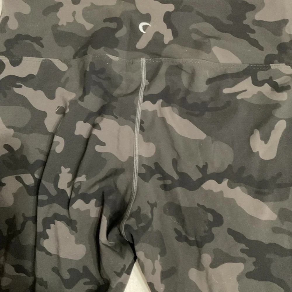 Zyia active USA Camouflage distressed Leggings new with tags size 12 - Picture 5 of 5